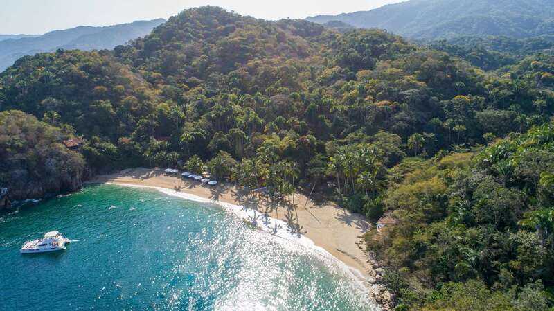 Puerto Vallarta: Luxury Yacht Tour with Lunch and Open Bar - Lunch on a Yacht: Food, Drinks, and That Easy-Going Middle