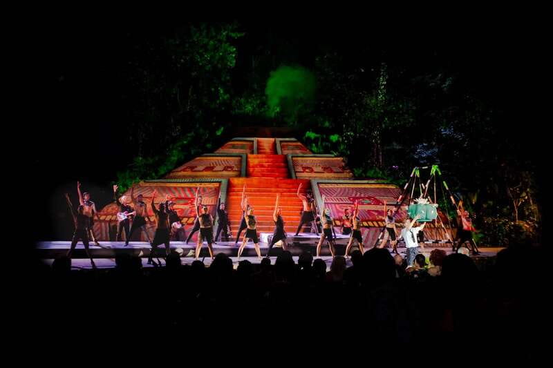 Puerto Vallarta Rhythms of the night, Show & Buffet dinner - Why This Night in Puerto Vallarta Starts on the Water