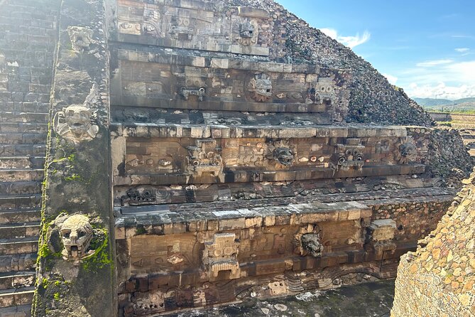 Pyramids of Teotihuacan and restaurant la Gruta (Original) - Tequila tasting and the Artesanías el Quetzal stop
