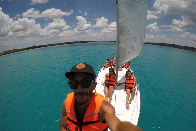Sailing Tour through the Laguna de los Siete Colores - The break on board: fruit, beers, and resetting for the next swim