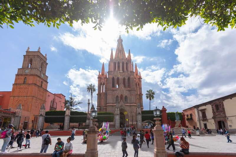 San Miguel: Landmarks and Lunch Walking Tour in English - Meeting at the Plaza of San Francisco, then getting your bearings fast