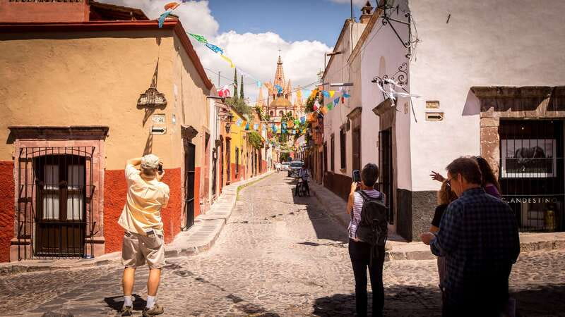 San Miguel: Landmarks and Lunch Walking Tour in English - Why the guides can make or break this tour