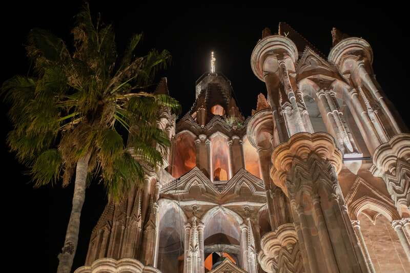 San Miguel: Landmarks and Lunch Walking Tour in English - Small-group pacing and your best strategy for photos and questions