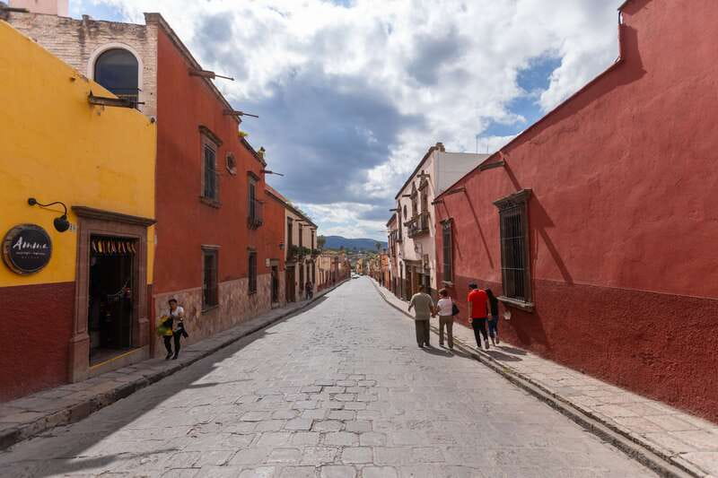 San Miguel: Landmarks and Lunch Walking Tour in English - What you see on the Downtown walking route: markets, schools, and churches
