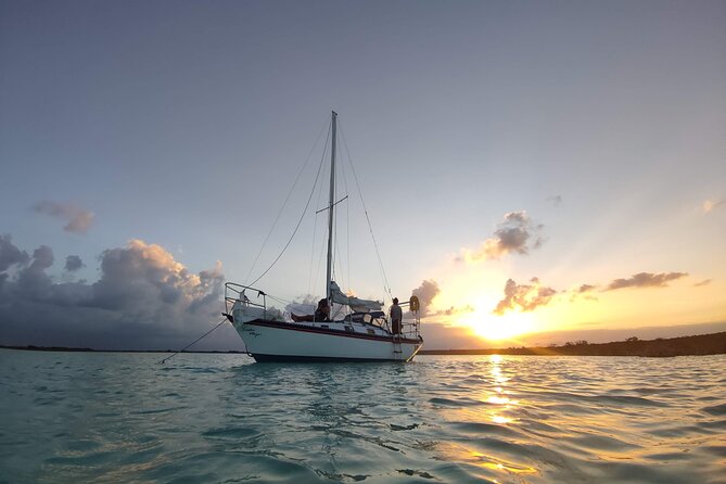 Slow Sailing Bacalar Experience with snack and drinks - Getting started at Villa Corsario, then heading south on the lagoon