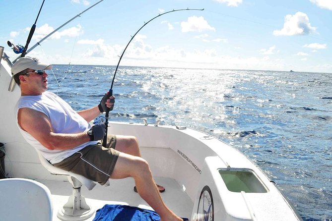 Sport Fishing at the Caribbean Sea. Enjoy an amazing time with friends & family - Drinks included, and how to keep the day comfortable
