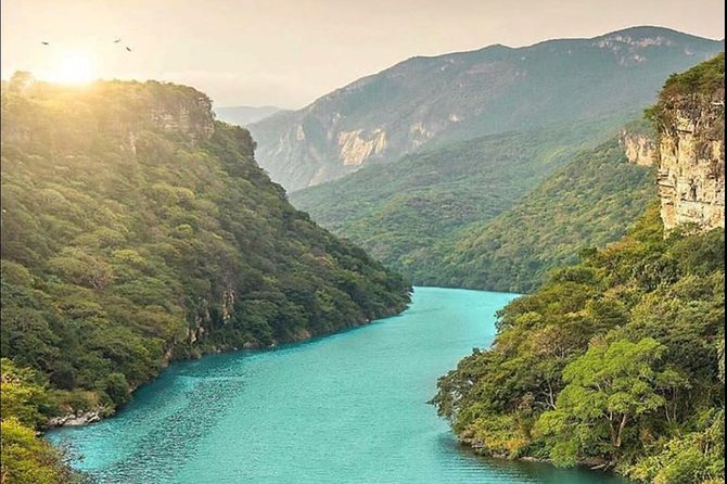 Sumidero Canyon, Miradores del Cañón and Pueblo Chiapa de Corzo. - The language and group vibe: Spanish-only is common, not a dealbreaker