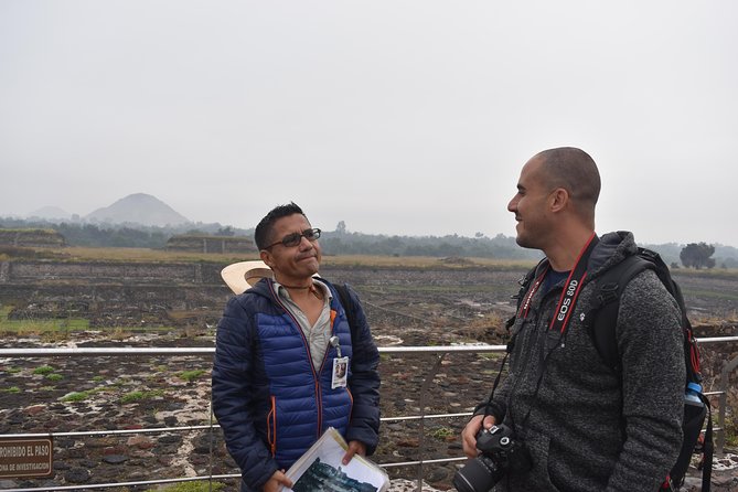 Teotihuacan Early Morning Tour: Avoid Crowds, & Expert Guide - Walking the Teotihuacan Centro route with an art-focused guide