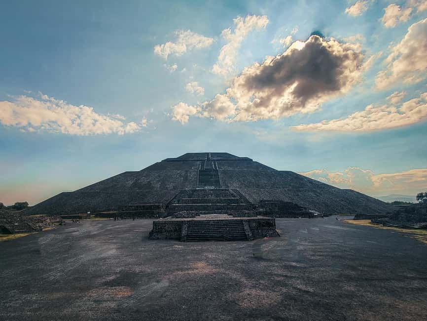Teotihuacan from Mexico City with early access - Meeting at Hostal Amigo, then the ride out of Mexico City