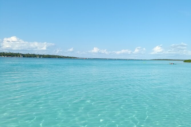 Tour of the Lagoon of Bacalar on pontoon -Collective- - Swimming comfort: shallow entry and lifevests that make it easy