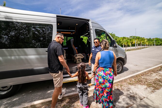 Transporte Privado del aeropuerto de Cancún a Cancún o Riviera - Arrival To Hotel: Luggage Help And A Smooth Finish Line